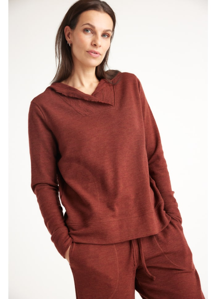 by basics – Merino hettupeysa með vösum (Earth Red)