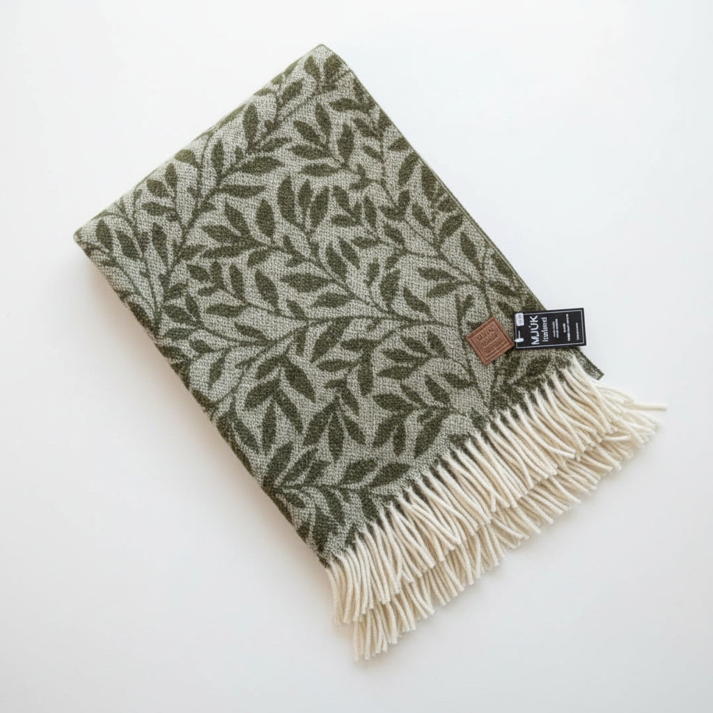Woven wool blanket with leaf pattern and fringes 