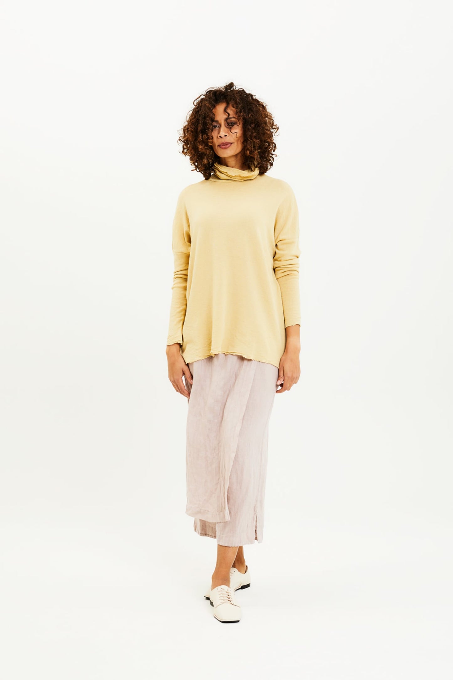 by basics – Merino rúllukragapeysa loose Bronze/Raw white